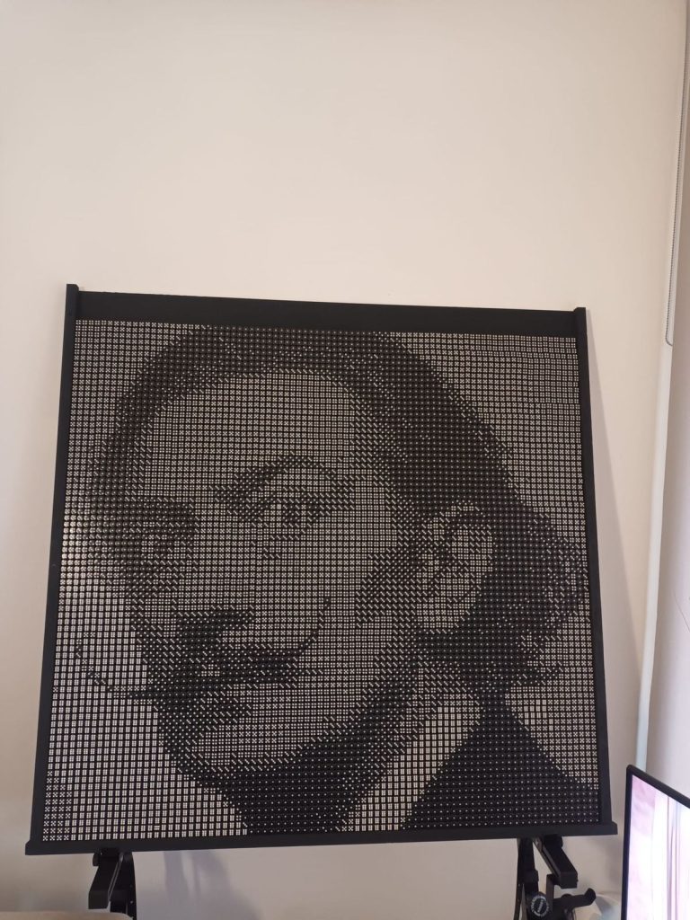 Portrait de Salvador Dali réalisé en mosaïque de dés à jouer