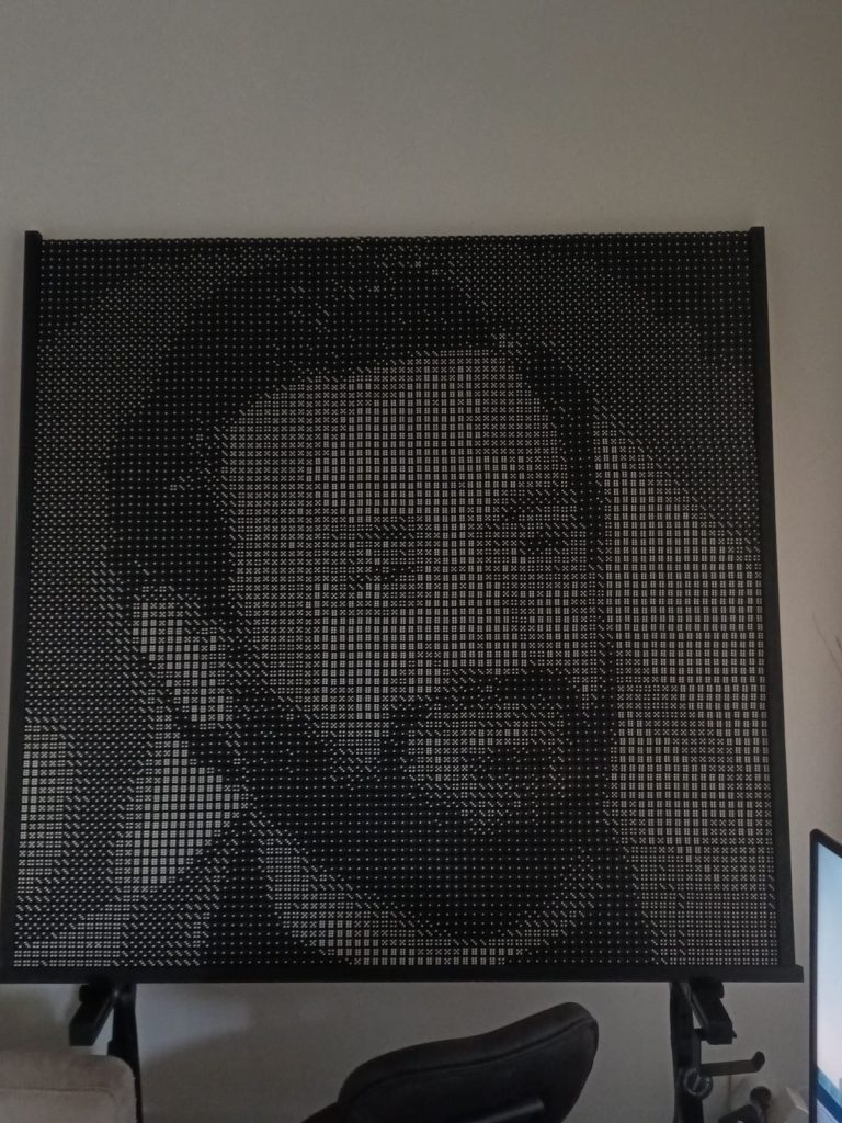 Portrait de l'animateur Cyril Hanouna composé de 7225 dés à jouer